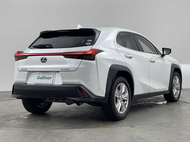 レクサス ＵＸ 200 バージョンC 兵庫県 2019(平31)年 4.3万km ソニッククォーツ ・純正ナビ&TV&BT&CD&DVD&SD&TV&Miracast/・バックカメラ/・LEXUSsafety/・PCS（プリクラッシュセーフティ）/・LTA（レーントレーシングアシスト）/・AHS（アダプティブハイビームシステム）/・AHB（オートマチックハイビーム）/・RSA（ロードサインアシスト）/・レーダークルーズコントロール（全車速追従機能付き）/・先行車発進告知機能/・ドライバー異常時対応システム/・クリアナンスソナー/・レザーシート/・パワーシート/・シートヒーター/・メモリシート/・ステアリングヒーター/・ドライブレコーダー/・ビルトインETC2.0/・純正17インチアルミホイール/・純正フロアマット/・スペアキー/・カードキー