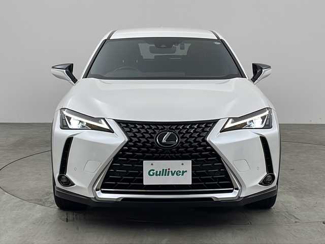 レクサス ＵＸ 200 バージョンC 兵庫県 2019(平31)年 4.3万km ソニッククォーツ ・純正ナビ&TV&BT&CD&DVD&SD&TV&Miracast/・バックカメラ/・LEXUSsafety/・PCS（プリクラッシュセーフティ）/・LTA（レーントレーシングアシスト）/・AHS（アダプティブハイビームシステム）/・AHB（オートマチックハイビーム）/・RSA（ロードサインアシスト）/・レーダークルーズコントロール（全車速追従機能付き）/・先行車発進告知機能/・ドライバー異常時対応システム/・クリアナンスソナー/・レザーシート/・パワーシート/・シートヒーター/・メモリシート/・ステアリングヒーター/・ドライブレコーダー/・ビルトインETC2.0/・純正17インチアルミホイール/・純正フロアマット/・スペアキー/・カードキー