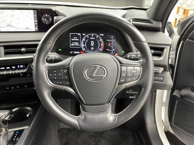 レクサス ＵＸ 200 バージョンC 兵庫県 2019(平31)年 4.3万km ソニッククォーツ ・純正ナビ&TV&BT&CD&DVD&SD&TV&Miracast/・バックカメラ/・LEXUSsafety/・PCS（プリクラッシュセーフティ）/・LTA（レーントレーシングアシスト）/・AHS（アダプティブハイビームシステム）/・AHB（オートマチックハイビーム）/・RSA（ロードサインアシスト）/・レーダークルーズコントロール（全車速追従機能付き）/・先行車発進告知機能/・ドライバー異常時対応システム/・クリアナンスソナー/・レザーシート/・パワーシート/・シートヒーター/・メモリシート/・ステアリングヒーター/・ドライブレコーダー/・ビルトインETC2.0/・純正17インチアルミホイール/・純正フロアマット/・スペアキー/・カードキー