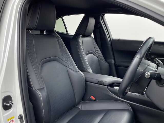 レクサス ＵＸ 200 バージョンC 兵庫県 2019(平31)年 4.3万km ソニッククォーツ ・純正ナビ&TV&BT&CD&DVD&SD&TV&Miracast/・バックカメラ/・LEXUSsafety/・PCS（プリクラッシュセーフティ）/・LTA（レーントレーシングアシスト）/・AHS（アダプティブハイビームシステム）/・AHB（オートマチックハイビーム）/・RSA（ロードサインアシスト）/・レーダークルーズコントロール（全車速追従機能付き）/・先行車発進告知機能/・ドライバー異常時対応システム/・クリアナンスソナー/・レザーシート/・パワーシート/・シートヒーター/・メモリシート/・ステアリングヒーター/・ドライブレコーダー/・ビルトインETC2.0/・純正17インチアルミホイール/・純正フロアマット/・スペアキー/・カードキー