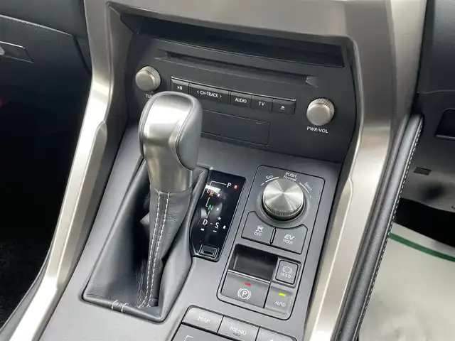 レクサス ＮＸ 300h Iパッケージ 宮崎県 2018(平30)年 6.4万km ソニッククォーツ ETC2.0/Bluetooth接続/USB入力端子/フルセグテレビ/全周囲カメラ/ドライブレコーダー/電動リアゲート/パワーシート/シートヒーター/レーンアシスト/オートマチックハイビーム/コーナーセンサー/衝突被害軽減システム/純正アルミホイール/クルーズコントロール