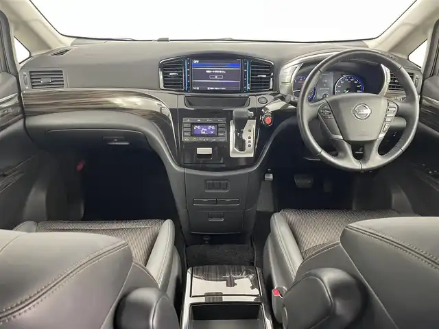 日産 エルグランド 250ハイウェイスターS 埼玉県 2020(令2)年 6.4万km ブリリアントホワイトパール 両側パワースライドドア/純正メモリナビ(MM519D-L)/フリップダウンモニター/クルーズコントロール/バックカメラ/ドライブレコーダー/ETC/ハーフレザーシート/オットマン/純正18インチAW/プッシュスタート/スマートキー/スペアキー