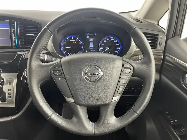 日産 エルグランド 250ハイウェイスターS 埼玉県 2020(令2)年 6.4万km ブリリアントホワイトパール 両側パワースライドドア/純正メモリナビ(MM519D-L)/フリップダウンモニター/クルーズコントロール/バックカメラ/ドライブレコーダー/ETC/ハーフレザーシート/オットマン/純正18インチAW/プッシュスタート/スマートキー/スペアキー