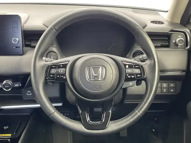 ホンダ ヴェゼル ハイブリッド e:HEV Z 新潟県 2023(令5)年 2.5万km プラチナホワイトパール 純正メモリナビ（Bluetooth・USB・AM・FM）/ハーフレザーシート　/バックカメラ　/フルセグ　/ETC2.0　/衝突被害軽減システム/レーンキープアシスト　/前後コーナーセンサー　/追従クルーズコントロール/前方ドライブレコーダー/LEDオートライト　/オートマチックハイビーム/前席シートヒーター/置くだけ充電　/パーキングアシスト/電動リアゲート/パドルシフト/ヒルディセントコントロール/ステアリングスイッチ/フロントワイパーデアイサー/４WD/純正フロアマット/純正１８インチアルミホイール/スマートキー/スペアキー