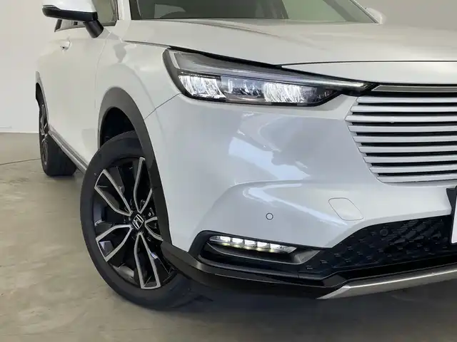 ホンダ ヴェゼル ハイブリッド e:HEV Z 新潟県 2023(令5)年 2.5万km プラチナホワイトパール 純正メモリナビ（Bluetooth・USB・AM・FM）/ハーフレザーシート　/バックカメラ　/フルセグ　/ETC2.0　/衝突被害軽減システム/レーンキープアシスト　/前後コーナーセンサー　/追従クルーズコントロール/前方ドライブレコーダー/LEDオートライト　/オートマチックハイビーム/前席シートヒーター/置くだけ充電　/パーキングアシスト/電動リアゲート/パドルシフト/ヒルディセントコントロール/ステアリングスイッチ/フロントワイパーデアイサー/４WD/純正フロアマット/純正１８インチアルミホイール/スマートキー/スペアキー
