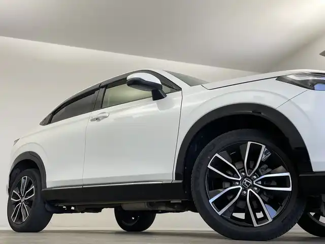 ホンダ ヴェゼル ハイブリッド e:HEV Z 新潟県 2023(令5)年 2.5万km プラチナホワイトパール 純正メモリナビ（Bluetooth・USB・AM・FM）/ハーフレザーシート　/バックカメラ　/フルセグ　/ETC2.0　/衝突被害軽減システム/レーンキープアシスト　/前後コーナーセンサー　/追従クルーズコントロール/前方ドライブレコーダー/LEDオートライト　/オートマチックハイビーム/前席シートヒーター/置くだけ充電　/パーキングアシスト/電動リアゲート/パドルシフト/ヒルディセントコントロール/ステアリングスイッチ/フロントワイパーデアイサー/４WD/純正フロアマット/純正１８インチアルミホイール/スマートキー/スペアキー