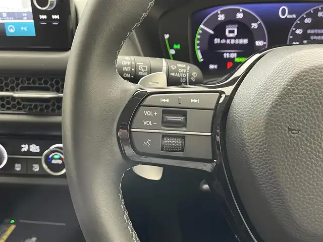 ホンダ ＺＲ－Ｖ ハイブリッド e:HEV Z 滋賀県 2023(令5)年 0.7万km プラチナホワイトパール 純正９インチナビ/(Bluetooth/フルセグTV/ラジオ)/ETC2.0/電動格納ミラー/純正前後ドライブレコーダー(SDなし)/全方位カメラ/クリアランスソナー/パワーバックドア/ワイヤレス充電/ステアリングリモコン/シートメモリー/シートヒーター(D/N)/LEDライト/プッシュスタート/純正１８インチアルミホイール