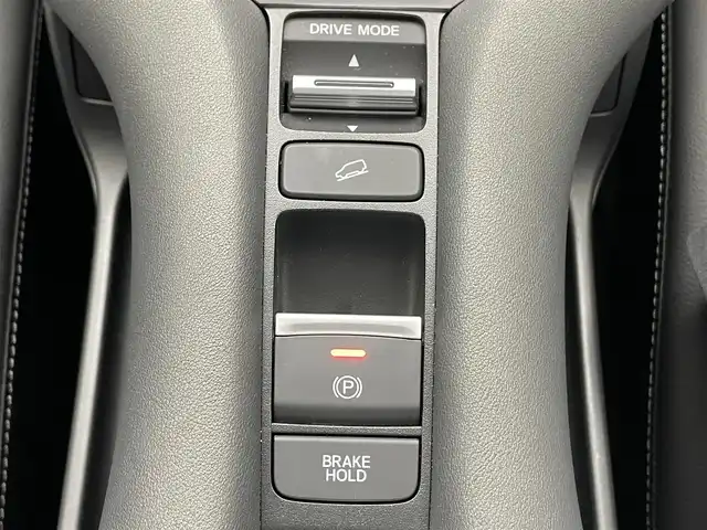 ホンダ ＺＲ－Ｖ ハイブリッド e:HEV Z 滋賀県 2023(令5)年 0.7万km プラチナホワイトパール 純正９インチナビ/(Bluetooth/フルセグTV/ラジオ)/ETC2.0/電動格納ミラー/純正前後ドライブレコーダー(SDなし)/全方位カメラ/クリアランスソナー/パワーバックドア/ワイヤレス充電/ステアリングリモコン/シートメモリー/シートヒーター(D/N)/LEDライト/プッシュスタート/純正１８インチアルミホイール