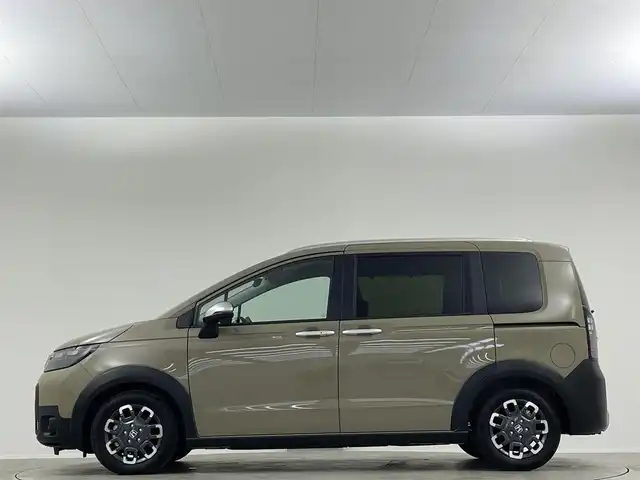 ホンダ フリード ハイブリット e:HEV クロスター 埼玉県 2025(令7)年 0.1千km ベージュ 登録済未使用車　両側パワースライドドア シートヒーター BSM LEDヘッドライト 衝突被害軽減 アダプティブクルーズコントロール　USB　スマートキー　フルフラット　ルーフレール　純正１５インチアルミホイール　禁煙車