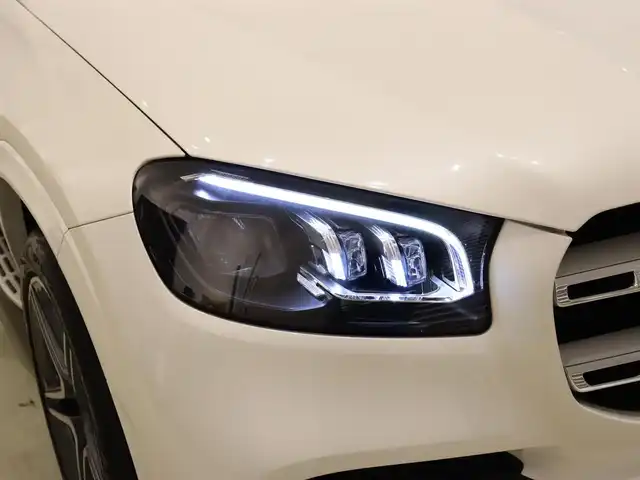 メルセデス・ベンツ ＧＬＳ４００ｄ 4マチック AMGライン 静岡県 2021(令3)年 4.3万km ダイヤモンドホワイト ●パノラミックスライディングルーフ/●MBUX(メルセデスユーザーエクスペリエンス)/12.3インチワイドディスプレイ/12.3インチコクピットディスプレイ/●Burmesterサラウンドサウンドシステム/●ワイヤレスチャージング/●本革シート/●ステアリングヒーター/●メモリー付パワーシート(前席)/●６ウェイパワーシート(２列目左右)/●電動ランバーサポート(前席)/●シートヒーター(全列左右)/●シートベンチレーター(前席)/●レザーARTICOダッシュボード/●温冷機能付カップホルダー(前席)/●アンビエントライト(64色)/●ヘッドアップディスプレイ/●エナジャイジングパッケージ/●エアバランスパッケージ(パフュームアドマイザー付)/●キーレスゴー/●フットトランクオープナー(テールゲート自動開閉機能)/●純正２１インチアルミホイール/●レーダーセーフティパッケージ/●３６０度カメラシステム/●パークトロニック/●アクティブパーキングアシスト(縦列・並列駐車)/●リアクロストラフィックアラート/●マルチビームLEDヘッドライト(ウルトラハイビーム付)/●アダプティブハイビームアシストプラス/●LEDコーナリングライト