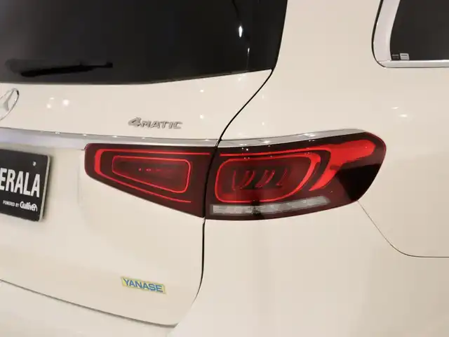 メルセデス・ベンツ ＧＬＳ４００ｄ 4マチック AMGライン 静岡県 2021(令3)年 4.3万km ダイヤモンドホワイト ●パノラミックスライディングルーフ/●MBUX(メルセデスユーザーエクスペリエンス)/12.3インチワイドディスプレイ/12.3インチコクピットディスプレイ/●Burmesterサラウンドサウンドシステム/●ワイヤレスチャージング/●本革シート/●ステアリングヒーター/●メモリー付パワーシート(前席)/●６ウェイパワーシート(２列目左右)/●電動ランバーサポート(前席)/●シートヒーター(全列左右)/●シートベンチレーター(前席)/●レザーARTICOダッシュボード/●温冷機能付カップホルダー(前席)/●アンビエントライト(64色)/●ヘッドアップディスプレイ/●エナジャイジングパッケージ/●エアバランスパッケージ(パフュームアドマイザー付)/●キーレスゴー/●フットトランクオープナー(テールゲート自動開閉機能)/●純正２１インチアルミホイール/●レーダーセーフティパッケージ/●３６０度カメラシステム/●パークトロニック/●アクティブパーキングアシスト(縦列・並列駐車)/●リアクロストラフィックアラート/●マルチビームLEDヘッドライト(ウルトラハイビーム付)/●アダプティブハイビームアシストプラス/●LEDコーナリングライト