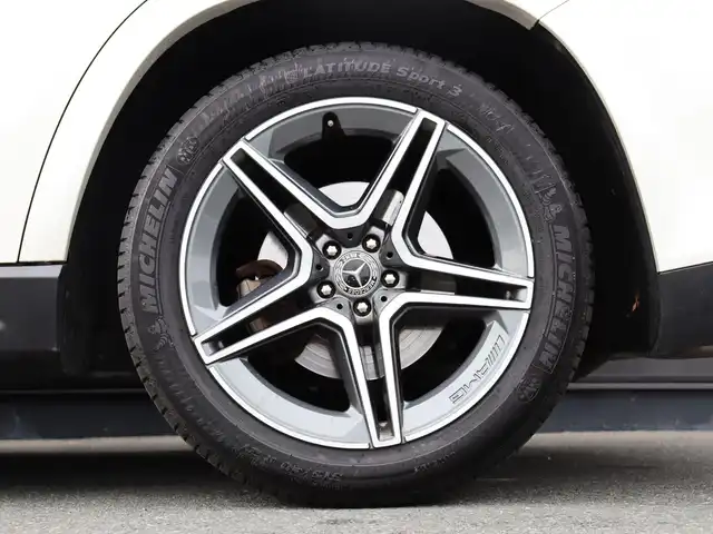 メルセデス・ベンツ ＧＬＳ４００ｄ 4マチック AMGライン 静岡県 2021(令3)年 4.3万km ダイヤモンドホワイト ●パノラミックスライディングルーフ/●MBUX(メルセデスユーザーエクスペリエンス)/12.3インチワイドディスプレイ/12.3インチコクピットディスプレイ/●Burmesterサラウンドサウンドシステム/●ワイヤレスチャージング/●本革シート/●ステアリングヒーター/●メモリー付パワーシート(前席)/●６ウェイパワーシート(２列目左右)/●電動ランバーサポート(前席)/●シートヒーター(全列左右)/●シートベンチレーター(前席)/●レザーARTICOダッシュボード/●温冷機能付カップホルダー(前席)/●アンビエントライト(64色)/●ヘッドアップディスプレイ/●エナジャイジングパッケージ/●エアバランスパッケージ(パフュームアドマイザー付)/●キーレスゴー/●フットトランクオープナー(テールゲート自動開閉機能)/●純正２１インチアルミホイール/●レーダーセーフティパッケージ/●３６０度カメラシステム/●パークトロニック/●アクティブパーキングアシスト(縦列・並列駐車)/●リアクロストラフィックアラート/●マルチビームLEDヘッドライト(ウルトラハイビーム付)/●アダプティブハイビームアシストプラス/●LEDコーナリングライト