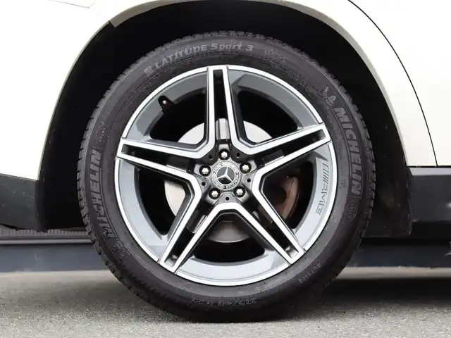 メルセデス・ベンツ ＧＬＳ４００ｄ 4マチック AMGライン 静岡県 2021(令3)年 4.3万km ダイヤモンドホワイト ●パノラミックスライディングルーフ/●MBUX(メルセデスユーザーエクスペリエンス)/12.3インチワイドディスプレイ/12.3インチコクピットディスプレイ/●Burmesterサラウンドサウンドシステム/●ワイヤレスチャージング/●本革シート/●ステアリングヒーター/●メモリー付パワーシート(前席)/●６ウェイパワーシート(２列目左右)/●電動ランバーサポート(前席)/●シートヒーター(全列左右)/●シートベンチレーター(前席)/●レザーARTICOダッシュボード/●温冷機能付カップホルダー(前席)/●アンビエントライト(64色)/●ヘッドアップディスプレイ/●エナジャイジングパッケージ/●エアバランスパッケージ(パフュームアドマイザー付)/●キーレスゴー/●フットトランクオープナー(テールゲート自動開閉機能)/●純正２１インチアルミホイール/●レーダーセーフティパッケージ/●３６０度カメラシステム/●パークトロニック/●アクティブパーキングアシスト(縦列・並列駐車)/●リアクロストラフィックアラート/●マルチビームLEDヘッドライト(ウルトラハイビーム付)/●アダプティブハイビームアシストプラス/●LEDコーナリングライト