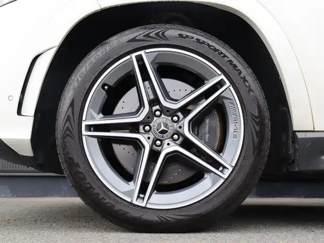 メルセデス・ベンツ ＧＬＳ４００ｄ 4マチック AMGライン 静岡県 2021(令3)年 4.3万km ダイヤモンドホワイト ●パノラミックスライディングルーフ/●MBUX(メルセデスユーザーエクスペリエンス)/12.3インチワイドディスプレイ/12.3インチコクピットディスプレイ/●Burmesterサラウンドサウンドシステム/●ワイヤレスチャージング/●本革シート/●ステアリングヒーター/●メモリー付パワーシート(前席)/●６ウェイパワーシート(２列目左右)/●電動ランバーサポート(前席)/●シートヒーター(全列左右)/●シートベンチレーター(前席)/●レザーARTICOダッシュボード/●温冷機能付カップホルダー(前席)/●アンビエントライト(64色)/●ヘッドアップディスプレイ/●エナジャイジングパッケージ/●エアバランスパッケージ(パフュームアドマイザー付)/●キーレスゴー/●フットトランクオープナー(テールゲート自動開閉機能)/●純正２１インチアルミホイール/●レーダーセーフティパッケージ/●３６０度カメラシステム/●パークトロニック/●アクティブパーキングアシスト(縦列・並列駐車)/●リアクロストラフィックアラート/●マルチビームLEDヘッドライト(ウルトラハイビーム付)/●アダプティブハイビームアシストプラス/●LEDコーナリングライト