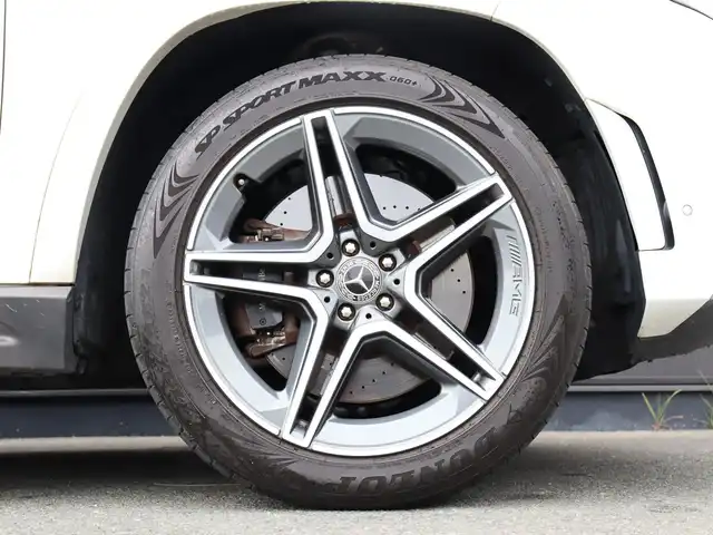メルセデス・ベンツ ＧＬＳ４００ｄ 4マチック AMGライン 静岡県 2021(令3)年 4.3万km ダイヤモンドホワイト ●パノラミックスライディングルーフ/●MBUX(メルセデスユーザーエクスペリエンス)/12.3インチワイドディスプレイ/12.3インチコクピットディスプレイ/●Burmesterサラウンドサウンドシステム/●ワイヤレスチャージング/●本革シート/●ステアリングヒーター/●メモリー付パワーシート(前席)/●６ウェイパワーシート(２列目左右)/●電動ランバーサポート(前席)/●シートヒーター(全列左右)/●シートベンチレーター(前席)/●レザーARTICOダッシュボード/●温冷機能付カップホルダー(前席)/●アンビエントライト(64色)/●ヘッドアップディスプレイ/●エナジャイジングパッケージ/●エアバランスパッケージ(パフュームアドマイザー付)/●キーレスゴー/●フットトランクオープナー(テールゲート自動開閉機能)/●純正２１インチアルミホイール/●レーダーセーフティパッケージ/●３６０度カメラシステム/●パークトロニック/●アクティブパーキングアシスト(縦列・並列駐車)/●リアクロストラフィックアラート/●マルチビームLEDヘッドライト(ウルトラハイビーム付)/●アダプティブハイビームアシストプラス/●LEDコーナリングライト
