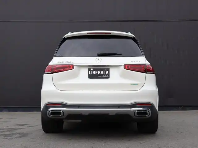 メルセデス・ベンツ ＧＬＳ４００ｄ 4マチック AMGライン 静岡県 2021(令3)年 4.3万km ダイヤモンドホワイト ●パノラミックスライディングルーフ/●MBUX(メルセデスユーザーエクスペリエンス)/12.3インチワイドディスプレイ/12.3インチコクピットディスプレイ/●Burmesterサラウンドサウンドシステム/●ワイヤレスチャージング/●本革シート/●ステアリングヒーター/●メモリー付パワーシート(前席)/●６ウェイパワーシート(２列目左右)/●電動ランバーサポート(前席)/●シートヒーター(全列左右)/●シートベンチレーター(前席)/●レザーARTICOダッシュボード/●温冷機能付カップホルダー(前席)/●アンビエントライト(64色)/●ヘッドアップディスプレイ/●エナジャイジングパッケージ/●エアバランスパッケージ(パフュームアドマイザー付)/●キーレスゴー/●フットトランクオープナー(テールゲート自動開閉機能)/●純正２１インチアルミホイール/●レーダーセーフティパッケージ/●３６０度カメラシステム/●パークトロニック/●アクティブパーキングアシスト(縦列・並列駐車)/●リアクロストラフィックアラート/●マルチビームLEDヘッドライト(ウルトラハイビーム付)/●アダプティブハイビームアシストプラス/●LEDコーナリングライト