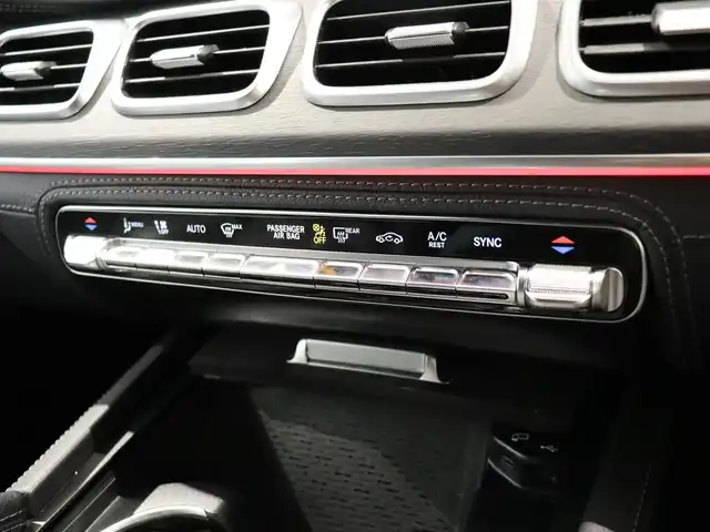 メルセデス・ベンツ ＧＬＳ４００ｄ 4マチック AMGライン 静岡県 2021(令3)年 4.3万km ダイヤモンドホワイト ●パノラミックスライディングルーフ/●MBUX(メルセデスユーザーエクスペリエンス)/12.3インチワイドディスプレイ/12.3インチコクピットディスプレイ/●Burmesterサラウンドサウンドシステム/●ワイヤレスチャージング/●本革シート/●ステアリングヒーター/●メモリー付パワーシート(前席)/●６ウェイパワーシート(２列目左右)/●電動ランバーサポート(前席)/●シートヒーター(全列左右)/●シートベンチレーター(前席)/●レザーARTICOダッシュボード/●温冷機能付カップホルダー(前席)/●アンビエントライト(64色)/●ヘッドアップディスプレイ/●エナジャイジングパッケージ/●エアバランスパッケージ(パフュームアドマイザー付)/●キーレスゴー/●フットトランクオープナー(テールゲート自動開閉機能)/●純正２１インチアルミホイール/●レーダーセーフティパッケージ/●３６０度カメラシステム/●パークトロニック/●アクティブパーキングアシスト(縦列・並列駐車)/●リアクロストラフィックアラート/●マルチビームLEDヘッドライト(ウルトラハイビーム付)/●アダプティブハイビームアシストプラス/●LEDコーナリングライト