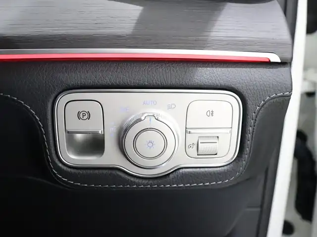 メルセデス・ベンツ ＧＬＳ４００ｄ 4マチック AMGライン 静岡県 2021(令3)年 4.3万km ダイヤモンドホワイト ●パノラミックスライディングルーフ/●MBUX(メルセデスユーザーエクスペリエンス)/12.3インチワイドディスプレイ/12.3インチコクピットディスプレイ/●Burmesterサラウンドサウンドシステム/●ワイヤレスチャージング/●本革シート/●ステアリングヒーター/●メモリー付パワーシート(前席)/●６ウェイパワーシート(２列目左右)/●電動ランバーサポート(前席)/●シートヒーター(全列左右)/●シートベンチレーター(前席)/●レザーARTICOダッシュボード/●温冷機能付カップホルダー(前席)/●アンビエントライト(64色)/●ヘッドアップディスプレイ/●エナジャイジングパッケージ/●エアバランスパッケージ(パフュームアドマイザー付)/●キーレスゴー/●フットトランクオープナー(テールゲート自動開閉機能)/●純正２１インチアルミホイール/●レーダーセーフティパッケージ/●３６０度カメラシステム/●パークトロニック/●アクティブパーキングアシスト(縦列・並列駐車)/●リアクロストラフィックアラート/●マルチビームLEDヘッドライト(ウルトラハイビーム付)/●アダプティブハイビームアシストプラス/●LEDコーナリングライト