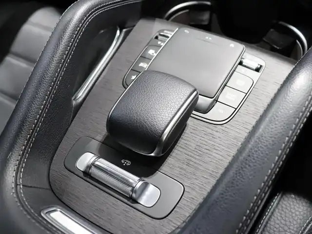 メルセデス・ベンツ ＧＬＳ４００ｄ 4マチック AMGライン 静岡県 2021(令3)年 4.3万km ダイヤモンドホワイト ●パノラミックスライディングルーフ/●MBUX(メルセデスユーザーエクスペリエンス)/12.3インチワイドディスプレイ/12.3インチコクピットディスプレイ/●Burmesterサラウンドサウンドシステム/●ワイヤレスチャージング/●本革シート/●ステアリングヒーター/●メモリー付パワーシート(前席)/●６ウェイパワーシート(２列目左右)/●電動ランバーサポート(前席)/●シートヒーター(全列左右)/●シートベンチレーター(前席)/●レザーARTICOダッシュボード/●温冷機能付カップホルダー(前席)/●アンビエントライト(64色)/●ヘッドアップディスプレイ/●エナジャイジングパッケージ/●エアバランスパッケージ(パフュームアドマイザー付)/●キーレスゴー/●フットトランクオープナー(テールゲート自動開閉機能)/●純正２１インチアルミホイール/●レーダーセーフティパッケージ/●３６０度カメラシステム/●パークトロニック/●アクティブパーキングアシスト(縦列・並列駐車)/●リアクロストラフィックアラート/●マルチビームLEDヘッドライト(ウルトラハイビーム付)/●アダプティブハイビームアシストプラス/●LEDコーナリングライト