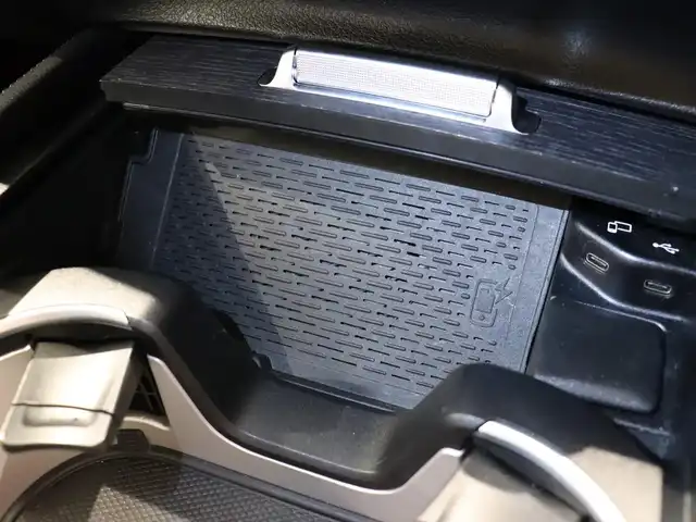 メルセデス・ベンツ ＧＬＳ４００ｄ 4マチック AMGライン 静岡県 2021(令3)年 4.3万km ダイヤモンドホワイト ●パノラミックスライディングルーフ/●MBUX(メルセデスユーザーエクスペリエンス)/12.3インチワイドディスプレイ/12.3インチコクピットディスプレイ/●Burmesterサラウンドサウンドシステム/●ワイヤレスチャージング/●本革シート/●ステアリングヒーター/●メモリー付パワーシート(前席)/●６ウェイパワーシート(２列目左右)/●電動ランバーサポート(前席)/●シートヒーター(全列左右)/●シートベンチレーター(前席)/●レザーARTICOダッシュボード/●温冷機能付カップホルダー(前席)/●アンビエントライト(64色)/●ヘッドアップディスプレイ/●エナジャイジングパッケージ/●エアバランスパッケージ(パフュームアドマイザー付)/●キーレスゴー/●フットトランクオープナー(テールゲート自動開閉機能)/●純正２１インチアルミホイール/●レーダーセーフティパッケージ/●３６０度カメラシステム/●パークトロニック/●アクティブパーキングアシスト(縦列・並列駐車)/●リアクロストラフィックアラート/●マルチビームLEDヘッドライト(ウルトラハイビーム付)/●アダプティブハイビームアシストプラス/●LEDコーナリングライト