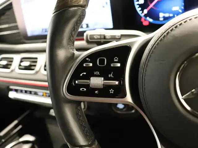 メルセデス・ベンツ ＧＬＳ４００ｄ 4マチック AMGライン 静岡県 2021(令3)年 4.3万km ダイヤモンドホワイト ●パノラミックスライディングルーフ/●MBUX(メルセデスユーザーエクスペリエンス)/12.3インチワイドディスプレイ/12.3インチコクピットディスプレイ/●Burmesterサラウンドサウンドシステム/●ワイヤレスチャージング/●本革シート/●ステアリングヒーター/●メモリー付パワーシート(前席)/●６ウェイパワーシート(２列目左右)/●電動ランバーサポート(前席)/●シートヒーター(全列左右)/●シートベンチレーター(前席)/●レザーARTICOダッシュボード/●温冷機能付カップホルダー(前席)/●アンビエントライト(64色)/●ヘッドアップディスプレイ/●エナジャイジングパッケージ/●エアバランスパッケージ(パフュームアドマイザー付)/●キーレスゴー/●フットトランクオープナー(テールゲート自動開閉機能)/●純正２１インチアルミホイール/●レーダーセーフティパッケージ/●３６０度カメラシステム/●パークトロニック/●アクティブパーキングアシスト(縦列・並列駐車)/●リアクロストラフィックアラート/●マルチビームLEDヘッドライト(ウルトラハイビーム付)/●アダプティブハイビームアシストプラス/●LEDコーナリングライト