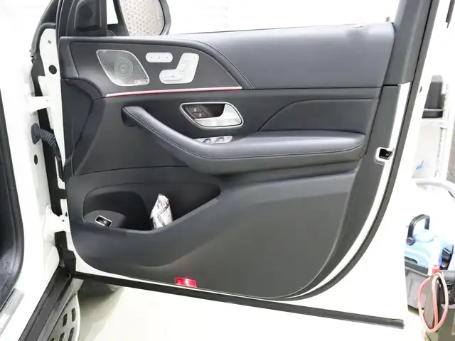 メルセデス・ベンツ ＧＬＳ４００ｄ 4マチック AMGライン 静岡県 2021(令3)年 4.3万km ダイヤモンドホワイト ●パノラミックスライディングルーフ/●MBUX(メルセデスユーザーエクスペリエンス)/12.3インチワイドディスプレイ/12.3インチコクピットディスプレイ/●Burmesterサラウンドサウンドシステム/●ワイヤレスチャージング/●本革シート/●ステアリングヒーター/●メモリー付パワーシート(前席)/●６ウェイパワーシート(２列目左右)/●電動ランバーサポート(前席)/●シートヒーター(全列左右)/●シートベンチレーター(前席)/●レザーARTICOダッシュボード/●温冷機能付カップホルダー(前席)/●アンビエントライト(64色)/●ヘッドアップディスプレイ/●エナジャイジングパッケージ/●エアバランスパッケージ(パフュームアドマイザー付)/●キーレスゴー/●フットトランクオープナー(テールゲート自動開閉機能)/●純正２１インチアルミホイール/●レーダーセーフティパッケージ/●３６０度カメラシステム/●パークトロニック/●アクティブパーキングアシスト(縦列・並列駐車)/●リアクロストラフィックアラート/●マルチビームLEDヘッドライト(ウルトラハイビーム付)/●アダプティブハイビームアシストプラス/●LEDコーナリングライト