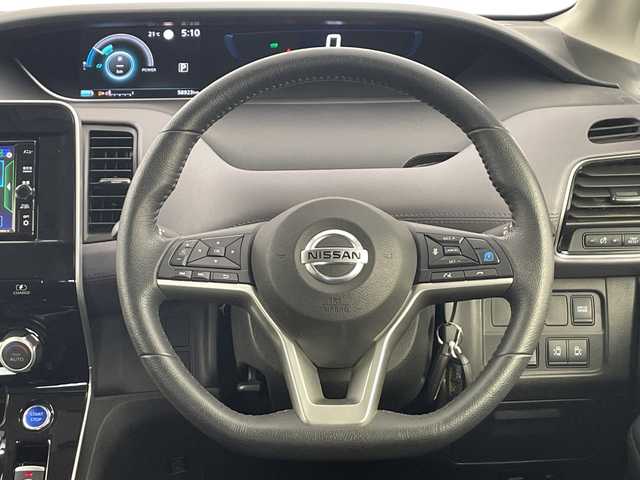 日産 セレナ e－パワー ハイウェイスター V 愛知県 2021(令3)年 5.9万km アズライトブルー 純正ナビ(MJ320D-W)/フルセグTV・Bluetooth・CD・DVD・AM・FM/フリップダウンモニター/ETC/インテリジェントアラウンドビューモニター/インテリジェントルームミラー/両側パワースライドドア/セーフティパック/プロパイロット/クルーズコントロール/インテリジェントエマージェンシーブレーキ/前方衝突予測警報/車線逸脱防止支援システム/車線逸脱警報/後側方衝突防止支援システム/後側方車両検知警報/ふらつき警報/リヤクロストラフィックアラート/踏み間違い衝突防止アシスト/標識認識/車両接近通報/フロント・バックソナー/アイドリングストップ/横滑り防止/ヒルスタートアシスト/LEDヘッドライト/インテリジェントオートライトシステム/アダプティブLEDヘッドライトシステム/フロントフォグランプ/電動格納ミラーウィンカー/革巻きステアリング/プッシュスタート/電子パーキングブレーキ/オートブレーキホールド/保証書・取扱説明書/スペアキー