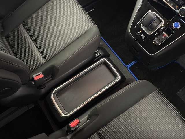 日産 セレナ e－パワー ハイウェイスター V 愛知県 2021(令3)年 5.9万km アズライトブルー 純正ナビ(MJ320D-W)/フルセグTV・Bluetooth・CD・DVD・AM・FM/フリップダウンモニター/ETC/インテリジェントアラウンドビューモニター/インテリジェントルームミラー/両側パワースライドドア/セーフティパック/プロパイロット/クルーズコントロール/インテリジェントエマージェンシーブレーキ/前方衝突予測警報/車線逸脱防止支援システム/車線逸脱警報/後側方衝突防止支援システム/後側方車両検知警報/ふらつき警報/リヤクロストラフィックアラート/踏み間違い衝突防止アシスト/標識認識/車両接近通報/フロント・バックソナー/アイドリングストップ/横滑り防止/ヒルスタートアシスト/LEDヘッドライト/インテリジェントオートライトシステム/アダプティブLEDヘッドライトシステム/フロントフォグランプ/電動格納ミラーウィンカー/革巻きステアリング/プッシュスタート/電子パーキングブレーキ/オートブレーキホールド/保証書・取扱説明書/スペアキー