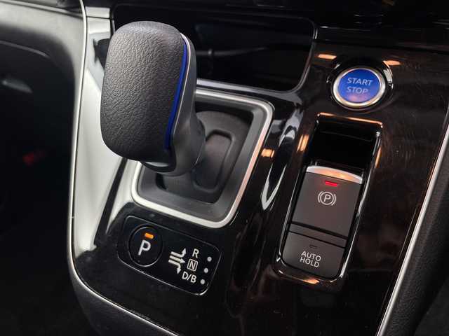 日産 セレナ e－パワー ハイウェイスター V 愛知県 2021(令3)年 5.9万km アズライトブルー 純正ナビ(MJ320D-W)/フルセグTV・Bluetooth・CD・DVD・AM・FM/フリップダウンモニター/ETC/インテリジェントアラウンドビューモニター/インテリジェントルームミラー/両側パワースライドドア/セーフティパック/プロパイロット/クルーズコントロール/インテリジェントエマージェンシーブレーキ/前方衝突予測警報/車線逸脱防止支援システム/車線逸脱警報/後側方衝突防止支援システム/後側方車両検知警報/ふらつき警報/リヤクロストラフィックアラート/踏み間違い衝突防止アシスト/標識認識/車両接近通報/フロント・バックソナー/アイドリングストップ/横滑り防止/ヒルスタートアシスト/LEDヘッドライト/インテリジェントオートライトシステム/アダプティブLEDヘッドライトシステム/フロントフォグランプ/電動格納ミラーウィンカー/革巻きステアリング/プッシュスタート/電子パーキングブレーキ/オートブレーキホールド/保証書・取扱説明書/スペアキー