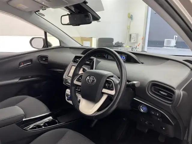 トヨタ プリウス Sセーフティプラス 滋賀県 2018(平30)年 4.6万km スティールブロンドM 純正ナビ/(CD/DVD/Bluetooth/ワンセグ)/バックカメラ/LEDヘッドライト/オートライト/オートハイビーム/クルーズコントロール/ビルトインETC/スマートキー/革巻きステアリング/社外エアロ