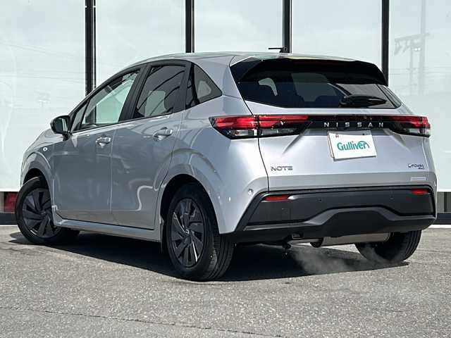 日産 ノート S FOUR 山形県 2024(令6)年 0.5万km ブリリアントシルバー 衝突被害軽減ブレーキ/純正SDナビ/（AM/FM/SD/HDMI/BT/TV)/バックカメラ/ETC/純正ホイール/シートヒーター/ステアリングヒーター/ステアリングスイッチ/電子パーキング/電動格納ミラー/純正フロアマット