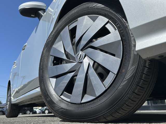 日産 ノート S FOUR 山形県 2024(令6)年 0.5万km ブリリアントシルバー 衝突被害軽減ブレーキ/純正SDナビ/（AM/FM/SD/HDMI/BT/TV)/バックカメラ/ETC/純正ホイール/シートヒーター/ステアリングヒーター/ステアリングスイッチ/電子パーキング/電動格納ミラー/純正フロアマット