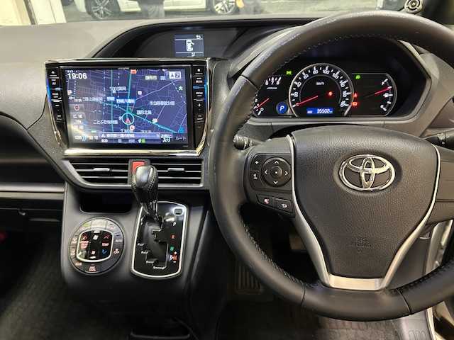 トヨタ ノア Si 東京都 2014(平26)年 3.6万km ホワイトパールクリスタルシャイン ワンオーナー/社外10インチナビ/(ALPINE/EX1000)/(CD/DVD/TVフルセグ/BT/HDMI)/バックカメラ/フリップダウンモニター/両側パワースライドドア/モデリスタエアロパーツ/スマートキー/プッシュスタート/オートライト/LEDライト/フォグランプ/ETC/純正フロアマット/ドライブレコーダー/（ZDR-014）/ISOFIX/革巻きステアリング/プライバシーガラス/アイドリングストップ/電動格納ウィンカーミラー/ドアバイザー/社外ツイーター/純正16インチアルミホイール/WSRS+ABS/横滑り防止装置/取扱説明書