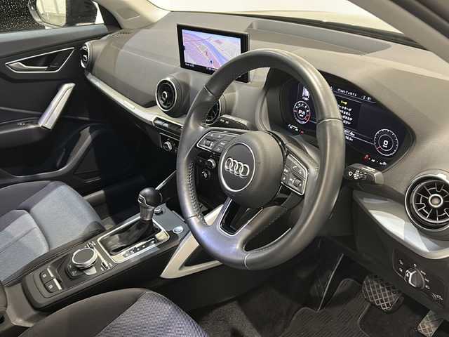 アウディ Ｑ２ 1．0 TFSI スポーツ 新潟県 2018(平30)年 2.6万km ミトスブラックメタリック ワンオーナー/バーチャルコックピット/ナビゲーションパッケージ/-MMIナビゲーションシステム/-8スピーカー/-スマートフォンインターフェイス/LEDライトパッケージ/-LEDヘッドライト/-LEDリヤダイナミックターンインディケーター/-ヘッドライトウォッシャー/コンビニエンスパッケージ/-アドバンストキーシステム/-リヤビューカメラ/-アウディパーキングシステム/ベーシックパッケージ/-デラックスオートマチックエアコンディショナー/-ルームミラー自動防眩/-レイン/ライトセンサー/-アウディプレセンスフロント/-ドライバーインフォメーションシステム/-ステアリングホイール3スポークレザーマルチファンクション/-センターアームレスト/シートヒーター/フルセグTV/ETC/電動パーキングブレーキ/オートブレーキホールド/アイドリングストップ