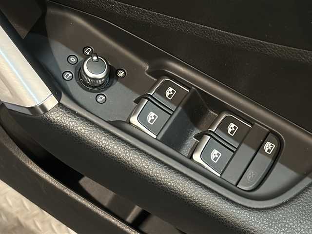アウディ Ｑ２ 1．0 TFSI スポーツ 新潟県 2018(平30)年 2.6万km ミトスブラックメタリック ワンオーナー/バーチャルコックピット/ナビゲーションパッケージ/-MMIナビゲーションシステム/-8スピーカー/-スマートフォンインターフェイス/LEDライトパッケージ/-LEDヘッドライト/-LEDリヤダイナミックターンインディケーター/-ヘッドライトウォッシャー/コンビニエンスパッケージ/-アドバンストキーシステム/-リヤビューカメラ/-アウディパーキングシステム/ベーシックパッケージ/-デラックスオートマチックエアコンディショナー/-ルームミラー自動防眩/-レイン/ライトセンサー/-アウディプレセンスフロント/-ドライバーインフォメーションシステム/-ステアリングホイール3スポークレザーマルチファンクション/-センターアームレスト/シートヒーター/フルセグTV/ETC/電動パーキングブレーキ/オートブレーキホールド/アイドリングストップ