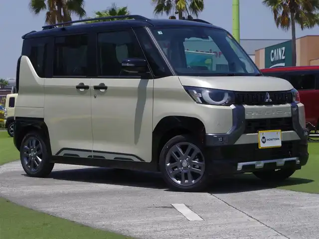 三菱 デリカミニ T プレミアム 千葉県 2025(令7)年 0.1万km未満 ベージュⅡ T　PREMIUM　9型ディスプレイオーディオ（121/330）　サイドデカール（33440）/e-Assist/・衝突被害軽減ブレーキシステム（FCM）/・車線逸脱警報システム（LDW）/・レーダークルーズコントロールシステム（ACC）/・オートマチックハイビーム[AHB]/・誤発進抑制機能（前進＆後退時）（UMS）/マイパイロット/レーダークルーズコントロール/デジタルインナーミラー/ハンズフリー両側パワースライドドア/ハーフレザーシート/前席シートヒーター/ディスプレイオーディオ/【Bluetooth接続】/【Apple CarPlay　Android Auto対応】/マルチアラウンドモニター/革巻きステアリング/ステアリングヒーター/ステアリングスイッチ/パドルシフト/フォグライト/ウインカーミラー/コーナーセンサー/純正15インチアルミホイル/サイド/カーテン/ニーエアバッグ/キーレスオペレーションシステム