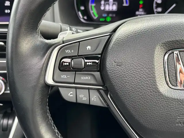 ホンダ アコード EX 宮城県 2020(令2)年 5.5万km プラチナホワイトパール ホンダセンシング/●衝突軽減ブレーキ〈CMBS〉/●誤発進抑制機能/●後方誤発進抑制機能/●歩行者事故低減ステアリング/●路外逸脱抑制機能/●渋滞追従機能付アダプティブ・クルーズ・コントロール〈ACC〉/●車線維持支援システム〈LKAS〉/●先行車発進お知らせ機能/●標識認識機能/●オートハイビーム/ブラインドスポットインフォメーション/パーキングセンサーシステム/ヘッドアップディスプレイ/Hondaインターナビ＋リンクアップフリー/・8インチワイドディスプレイ/・Bluetooth/・フルセグTV/・USB/・AppleCarPlay/バックカメラ/ビルトインETC/ワイヤレス充電（前席）/充電用USBジャック（後席）/黒革シート/パワーシート（運転席メモリー機能付）/シートヒーター/革巻きステアリング/パドルシフト/電動パーキングブレーキ/ブレーキホールド/LEDヘッドランプ/オートライト/電動格納ミラー/純正18インチAW/フロアマット/ドアバイザー/W/サイド/カーテンエアバッグ