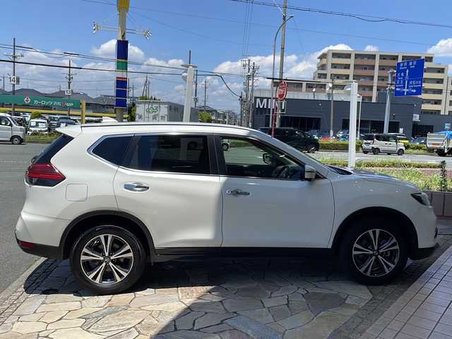 日産 エクストレイル 20X 静岡県 2018(平30)年 5.6万km ブリリアントホワイトパール 【主要装備】/純正９インチナビ　/純正リアフリップダウンモニター　/アラウンドビューモニター　/プロパイロット　/ブラインドスポットビューモニター　/インテリジェントルームミラー　/ＬＥＤヘッドライト　/オートライト　/ＥＴＣ/パワーバックドア/純正18インチアルミホイール/エマージェンシーブレーキ/ステアリングスイッチ/ソナー/スマートキー/プッシュスタート/アイドリングストップ/電動パーキングブレーキ/ブレーキホールド