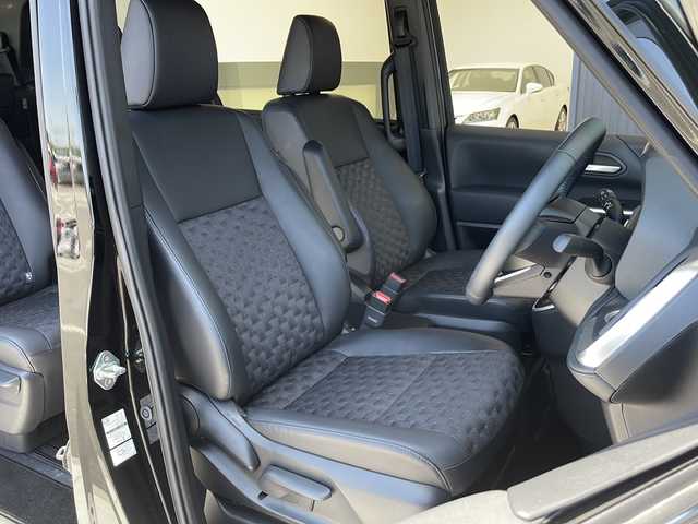 トヨタ ヴォクシー S－Z 愛知県 2024(令6)年 1.7万km アティチュードブラックマイカ トヨタセーフティセンス/衝突軽減システム/純正ディスプレイオーディオ（ナビあり）/フリップダウンモニター/両側パワースライドドア/レーダークルーズコントロール/シートヒーター/CD/DVD/Bluetooth/バックカメラ/コーナーセンサー/ETC2.0/純正アルミホイール/LEDヘッドライト/オートマチックハイビーム/ステアリングスイッチ/スマートキー/プッシュスタート