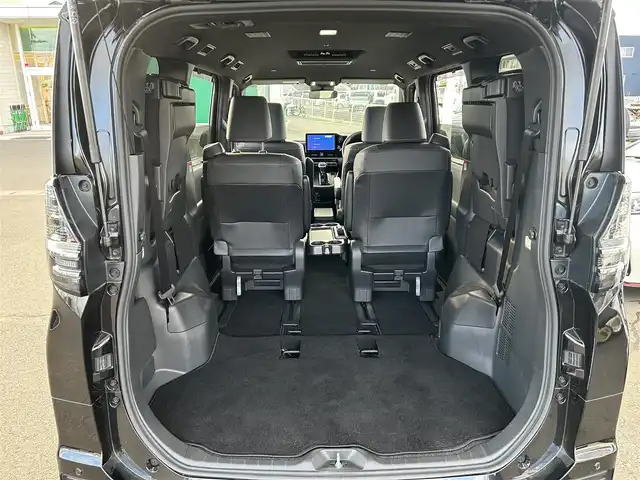 トヨタ ヴォクシー S－Z 宮城県 2024(令6)年 1.7万km アティチュードブラックマイカ ディスプレイオーディオプラス/・車載メモリーナビ/・DVD/CD/・AM/FM/・地デジTV/・12スピーカー/・USB入力/・HDMI入力/・AppleCarPlay/AndroidAuto/・先読みエコドライブ/・ETC2.0ユニット/プロジェクター式LEDヘッドランプ/・アダプティブハイビームシステム/＝＝＝/セーフティセンス/・プリクラッシュセーフティ/・レーントレーシングアシスト/・レーンディパーチャーアラート/・レーダークルーズコントロール/・オートマチックハイビーム/・ロードサインアシスト/・ドライバー異常時対応システム/・プロアクティブドライビングアシスト/・発進遅れ告知機能/パーキングサポートブレーキ（前後方静止物）/純正13インチ後席フリップダウンモニター/両側パワースライドドア/AC100V/革巻きステアリング/ステアリングスイッチ/電動パーキングブレーキ/ブレーキホールド/スマートキー＆プッシュスタート/電動格納ミラー/純正17インチアルミホイール/W//サイド/カーテンエアバッグ