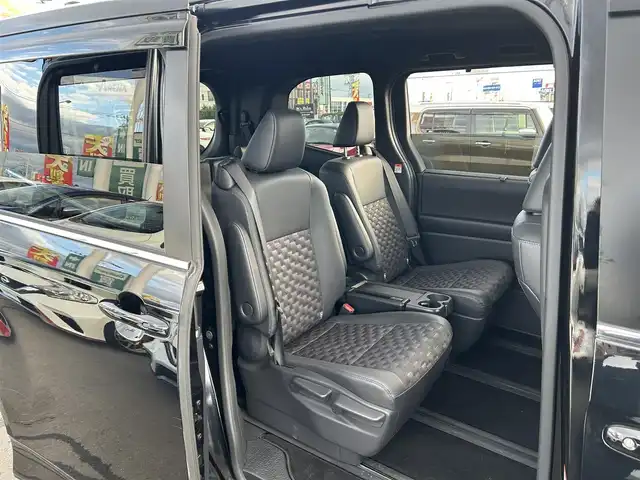 トヨタ ヴォクシー S－Z 宮城県 2024(令6)年 1.7万km アティチュードブラックマイカ ディスプレイオーディオプラス/・車載メモリーナビ/・DVD/CD/・AM/FM/・地デジTV/・12スピーカー/・USB入力/・HDMI入力/・AppleCarPlay/AndroidAuto/・先読みエコドライブ/・ETC2.0ユニット/プロジェクター式LEDヘッドランプ/・アダプティブハイビームシステム/＝＝＝/セーフティセンス/・プリクラッシュセーフティ/・レーントレーシングアシスト/・レーンディパーチャーアラート/・レーダークルーズコントロール/・オートマチックハイビーム/・ロードサインアシスト/・ドライバー異常時対応システム/・プロアクティブドライビングアシスト/・発進遅れ告知機能/パーキングサポートブレーキ（前後方静止物）/純正13インチ後席フリップダウンモニター/両側パワースライドドア/AC100V/革巻きステアリング/ステアリングスイッチ/電動パーキングブレーキ/ブレーキホールド/スマートキー＆プッシュスタート/電動格納ミラー/純正17インチアルミホイール/W//サイド/カーテンエアバッグ