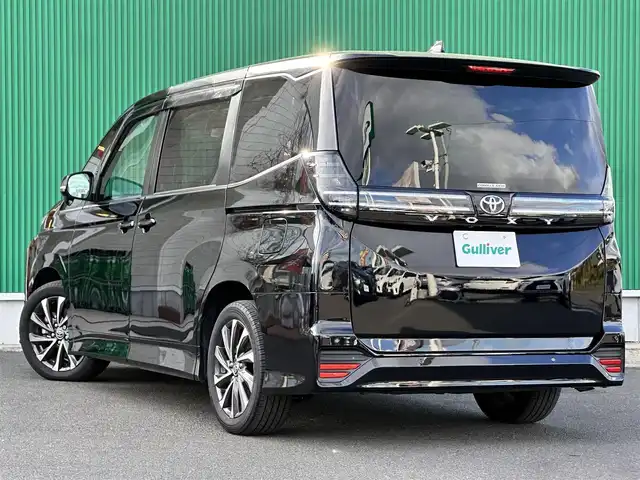 トヨタ ヴォクシー S－Z 宮城県 2024(令6)年 1.7万km アティチュードブラックマイカ ディスプレイオーディオプラス/・車載メモリーナビ/・DVD/CD/・AM/FM/・地デジTV/・12スピーカー/・USB入力/・HDMI入力/・AppleCarPlay/AndroidAuto/・先読みエコドライブ/・ETC2.0ユニット/プロジェクター式LEDヘッドランプ/・アダプティブハイビームシステム/＝＝＝/セーフティセンス/・プリクラッシュセーフティ/・レーントレーシングアシスト/・レーンディパーチャーアラート/・レーダークルーズコントロール/・オートマチックハイビーム/・ロードサインアシスト/・ドライバー異常時対応システム/・プロアクティブドライビングアシスト/・発進遅れ告知機能/パーキングサポートブレーキ（前後方静止物）/純正13インチ後席フリップダウンモニター/両側パワースライドドア/AC100V/革巻きステアリング/ステアリングスイッチ/電動パーキングブレーキ/ブレーキホールド/スマートキー＆プッシュスタート/電動格納ミラー/純正17インチアルミホイール/W//サイド/カーテンエアバッグ