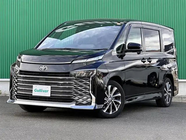 トヨタ ヴォクシー S－Z 宮城県 2024(令6)年 1.7万km アティチュードブラックマイカ ディスプレイオーディオプラス/・車載メモリーナビ/・DVD/CD/・AM/FM/・地デジTV/・12スピーカー/・USB入力/・HDMI入力/・AppleCarPlay/AndroidAuto/・先読みエコドライブ/・ETC2.0ユニット/プロジェクター式LEDヘッドランプ/・アダプティブハイビームシステム/＝＝＝/セーフティセンス/・プリクラッシュセーフティ/・レーントレーシングアシスト/・レーンディパーチャーアラート/・レーダークルーズコントロール/・オートマチックハイビーム/・ロードサインアシスト/・ドライバー異常時対応システム/・プロアクティブドライビングアシスト/・発進遅れ告知機能/パーキングサポートブレーキ（前後方静止物）/純正13インチ後席フリップダウンモニター/両側パワースライドドア/AC100V/革巻きステアリング/ステアリングスイッチ/電動パーキングブレーキ/ブレーキホールド/スマートキー＆プッシュスタート/電動格納ミラー/純正17インチアルミホイール/W//サイド/カーテンエアバッグ