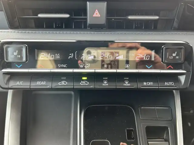 トヨタ ヴォクシー S－Z 宮城県 2024(令6)年 1.7万km アティチュードブラックマイカ ディスプレイオーディオプラス/・車載メモリーナビ/・DVD/CD/・AM/FM/・地デジTV/・12スピーカー/・USB入力/・HDMI入力/・AppleCarPlay/AndroidAuto/・先読みエコドライブ/・ETC2.0ユニット/プロジェクター式LEDヘッドランプ/・アダプティブハイビームシステム/＝＝＝/セーフティセンス/・プリクラッシュセーフティ/・レーントレーシングアシスト/・レーンディパーチャーアラート/・レーダークルーズコントロール/・オートマチックハイビーム/・ロードサインアシスト/・ドライバー異常時対応システム/・プロアクティブドライビングアシスト/・発進遅れ告知機能/パーキングサポートブレーキ（前後方静止物）/純正13インチ後席フリップダウンモニター/両側パワースライドドア/AC100V/革巻きステアリング/ステアリングスイッチ/電動パーキングブレーキ/ブレーキホールド/スマートキー＆プッシュスタート/電動格納ミラー/純正17インチアルミホイール/W//サイド/カーテンエアバッグ