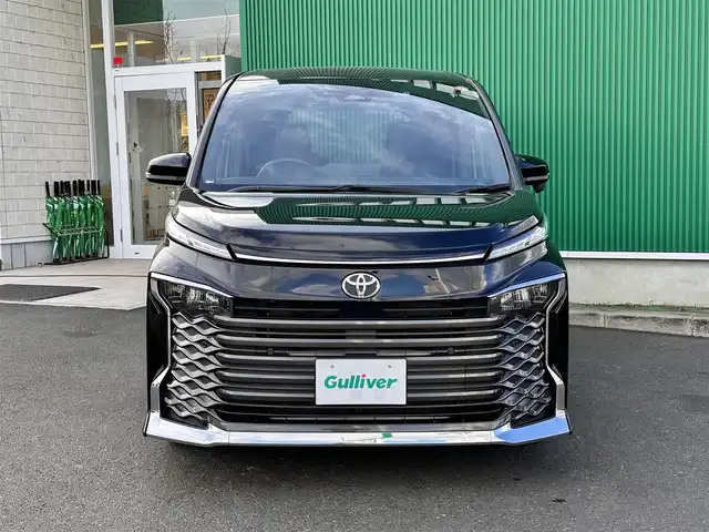 トヨタ ヴォクシー S－Z 宮城県 2024(令6)年 1.7万km アティチュードブラックマイカ ディスプレイオーディオプラス/・車載メモリーナビ/・DVD/CD/・AM/FM/・地デジTV/・12スピーカー/・USB入力/・HDMI入力/・AppleCarPlay/AndroidAuto/・先読みエコドライブ/・ETC2.0ユニット/プロジェクター式LEDヘッドランプ/・アダプティブハイビームシステム/＝＝＝/セーフティセンス/・プリクラッシュセーフティ/・レーントレーシングアシスト/・レーンディパーチャーアラート/・レーダークルーズコントロール/・オートマチックハイビーム/・ロードサインアシスト/・ドライバー異常時対応システム/・プロアクティブドライビングアシスト/・発進遅れ告知機能/パーキングサポートブレーキ（前後方静止物）/純正13インチ後席フリップダウンモニター/両側パワースライドドア/AC100V/革巻きステアリング/ステアリングスイッチ/電動パーキングブレーキ/ブレーキホールド/スマートキー＆プッシュスタート/電動格納ミラー/純正17インチアルミホイール/W//サイド/カーテンエアバッグ