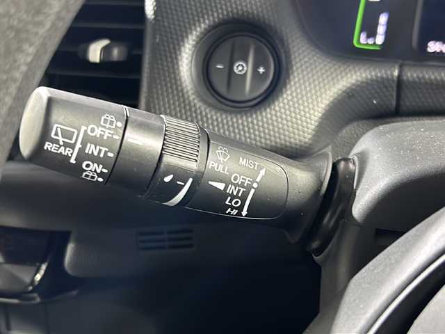 ホンダ フィット e:HEVベーシック 沖縄県 2020(令2)年 2.7万km ルナシルバーM 禁煙車/県外仕入れ/ホンダセンシング/社外ナビCN-B301B/・Ｂｌｕｅｔｏｏｔｈ/FM/AM/バックカメラ/社外ドライブレコーダー前後/ビルトインＥＴＣ/コーナーセンサー/電子パーキングブレーキ/ＬＥＤヘッドライト/社外フロアマット/社外ドアバイザー/電動格納ミラー/コーナーセンサー/ヘッドライトレベライザー