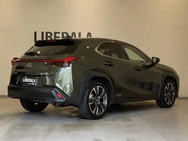 レクサス ＵＸ 250h バージョンL 熊本県 2020(令2)年 2.2万km テレーンカーキマイカM ・スマートキー/・プッシュスタート/・サンルーフ/・プリクラッシュセーフティ/・レーンデパーチャーアラート/・ブラインドスポットモニター/・パーキングサポートアラート/・道路標識アシスト/・先行車発進告知/・オートマチックハイビーム/・クルーズコントロール(追従式)/・茶革シート/・前席パワーシート/・前席シートヒーター ＆エアシート /・ハンドルヒーター /・純正メモリナビ/　【BD・Bluetooth・USB・SD・AUX・MSV】/・フルセグTV/・全方位カメラ/・ETC2.0/・ドライブレコーダー(前後録画)/・パワーバックドア/・LEDヘッドランプ/・LEDフォグランプ/・純正マット