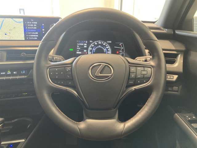 レクサス ＵＸ 250h バージョンL 熊本県 2020(令2)年 2.2万km テレーンカーキマイカM ・スマートキー/・プッシュスタート/・サンルーフ/・プリクラッシュセーフティ/・レーンデパーチャーアラート/・ブラインドスポットモニター/・パーキングサポートアラート/・道路標識アシスト/・先行車発進告知/・オートマチックハイビーム/・クルーズコントロール(追従式)/・茶革シート/・前席パワーシート/・前席シートヒーター ＆エアシート /・ハンドルヒーター /・純正メモリナビ/　【BD・Bluetooth・USB・SD・AUX・MSV】/・フルセグTV/・全方位カメラ/・ETC2.0/・ドライブレコーダー(前後録画)/・パワーバックドア/・LEDヘッドランプ/・LEDフォグランプ/・純正マット