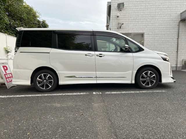 トヨタ ヴォクシー ZS 煌Ⅱ 茨城県 2020(令2)年 5.9万km ホワイトパールクリスタルシャイン プリクラッシュセーフティ（衝突経変）/レーンディパーチャー/アイドリングストップ/コーナーセンサー/純正モニター/バックカメラ/フルセグ/Bluetooth/ETC/両側パワースライドドア/格納3列シート/ウォークスルー