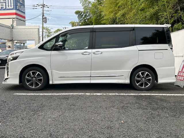 トヨタ ヴォクシー ZS 煌Ⅱ 茨城県 2020(令2)年 5.9万km ホワイトパールクリスタルシャイン プリクラッシュセーフティ（衝突経変）/レーンディパーチャー/アイドリングストップ/コーナーセンサー/純正モニター/バックカメラ/フルセグ/Bluetooth/ETC/両側パワースライドドア/格納3列シート/ウォークスルー